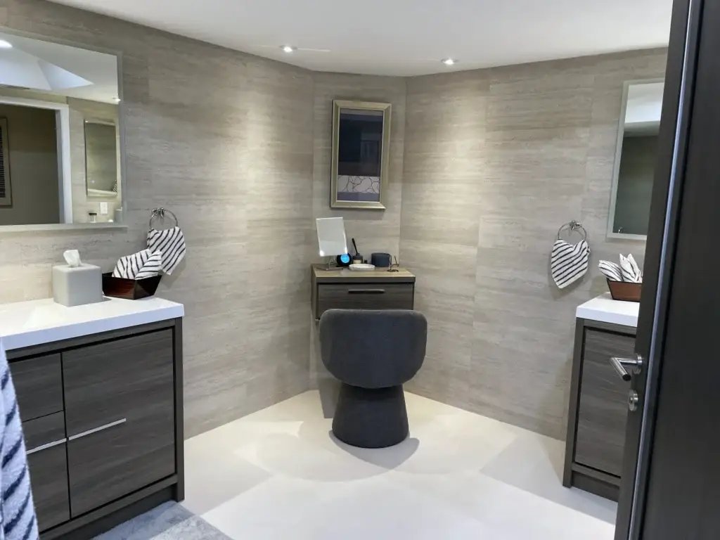 Baño principal con tocador / Primary bathroom with vanity table · Unidad 1401, 7000 Island Blvd, Aventura FL