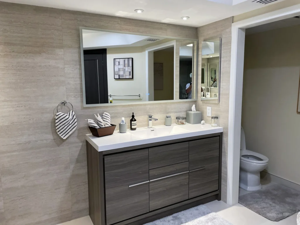 Baño principal, vanity y aseo / Primary bathroom, vanity and water closet · Unidad 1401, 7000 Island Blvd, Aventura FL