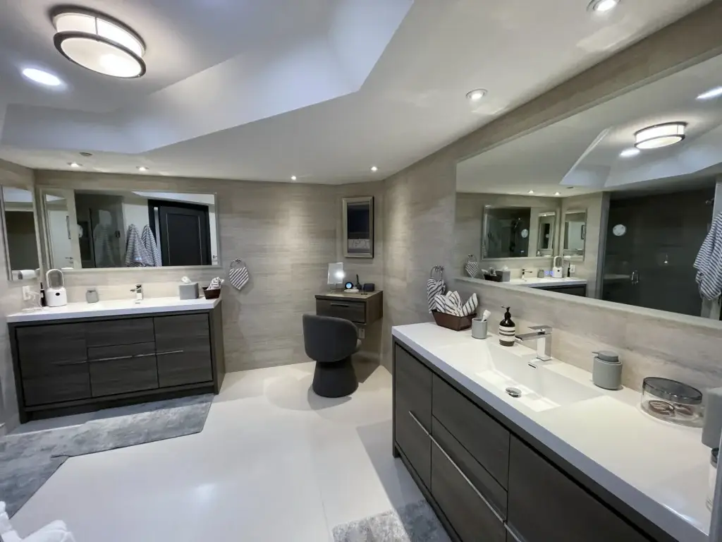 Vista general del baño principal / Primary bathroom overview · Unidad 1401, 7000 Island Blvd, Aventura FL