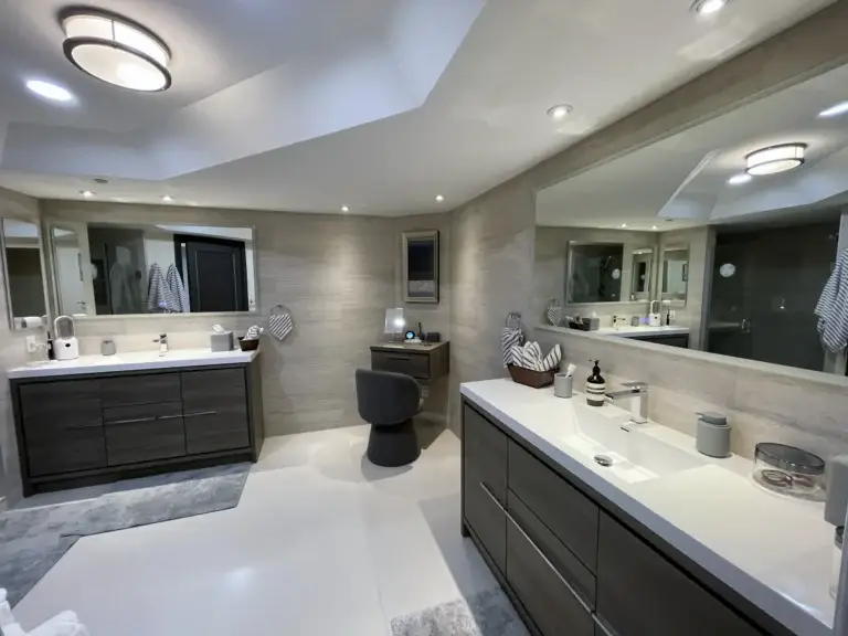 Vista general del baño principal / Primary bathroom overview · Unidad 1401, 7000 Island Blvd, Aventura FL