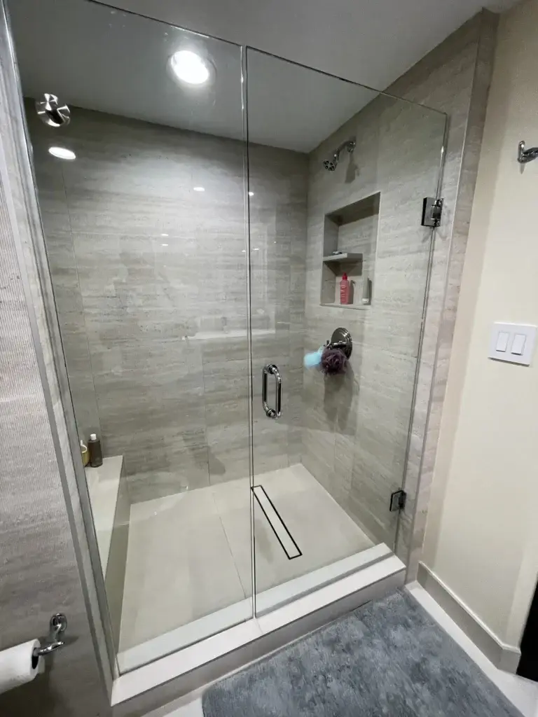 Ducha con mampara de vidrio / Walk-in shower with glass enclosure · Unidad 1401, 7000 Island Blvd, Aventura FL