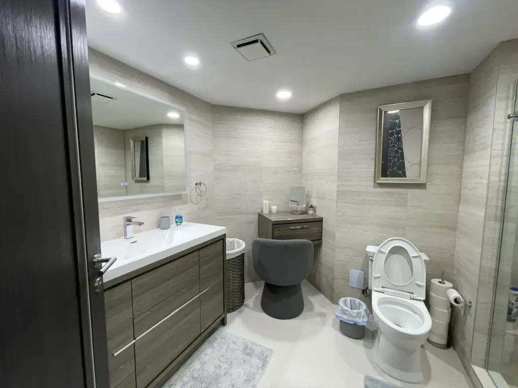 Segundo baño, vista general / Second bathroom overview · Unidad 1401, 7000 Island Blvd, Aventura FL