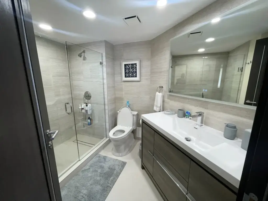 Tercer baño con ducha / Third bathroom with shower · Unidad 1401, 7000 Island Blvd, Aventura FL