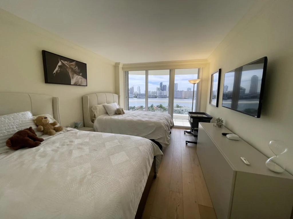 Habitación de huéspedes con vista a la bahía / Guest bedroom with bay view · Unidad 1401, 7000 Island Blvd, Aventura FL