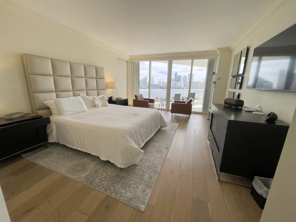 Habitación principal / Primary bedroom · Unidad 1401, 7000 Island Blvd, Aventura FL
