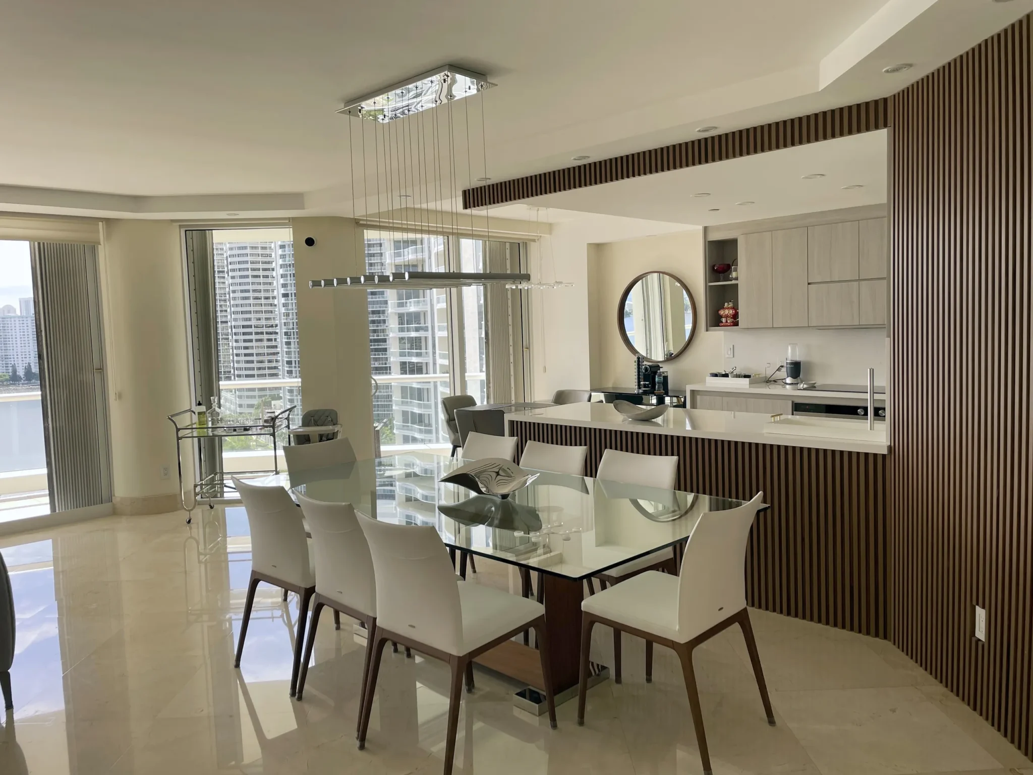 Comedor y cocina / Dining area and kitchen · Unidad 1401, 7000 Island Blvd, Aventura FL