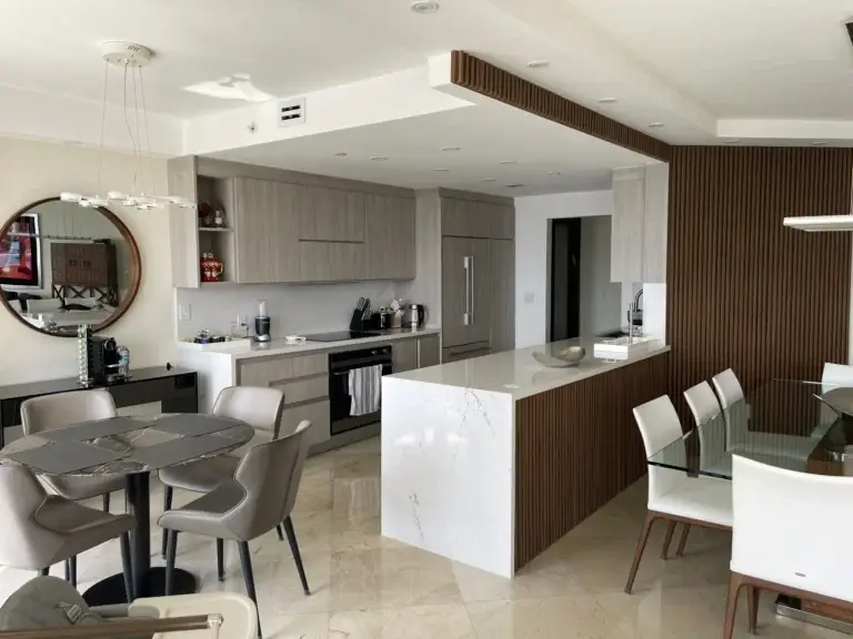 Cocina con isla de mármol / Kitchen with marble island · Unidad 1401, 7000 Island Blvd, Aventura FL
