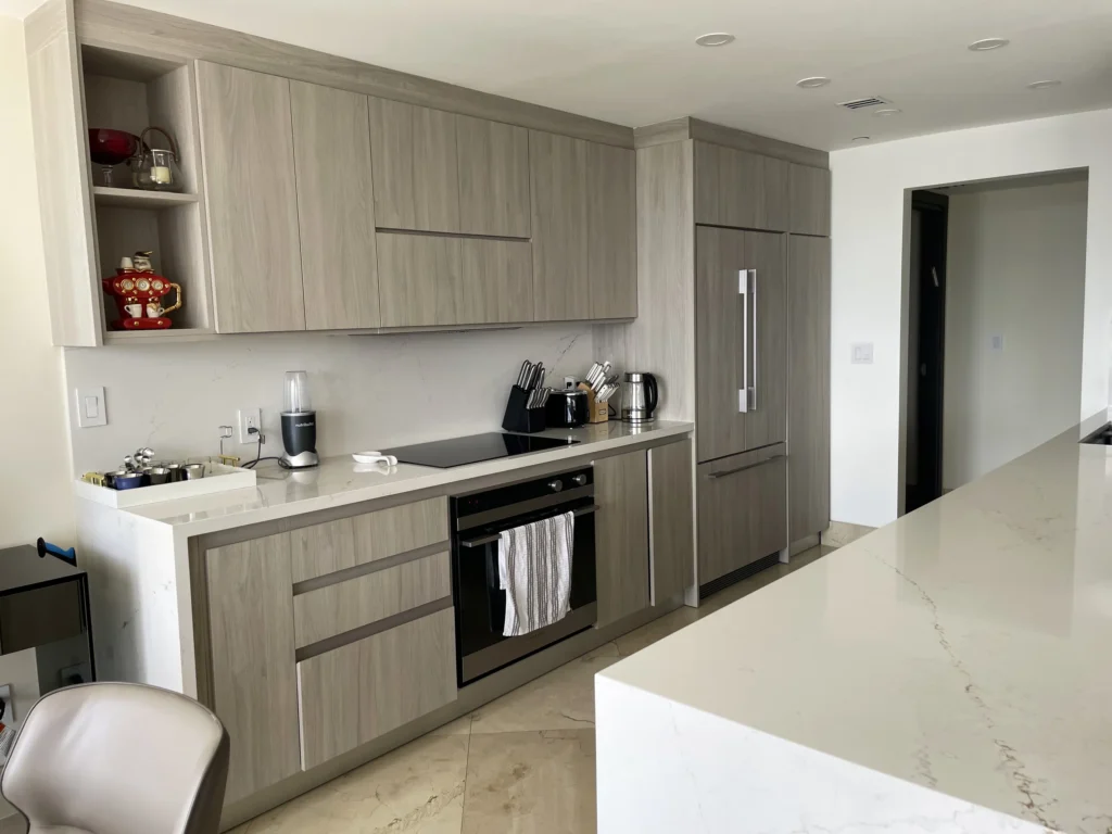 Cocina, zona de cocción / Kitchen, cooking area · Unidad 1401, 7000 Island Blvd, Aventura FL