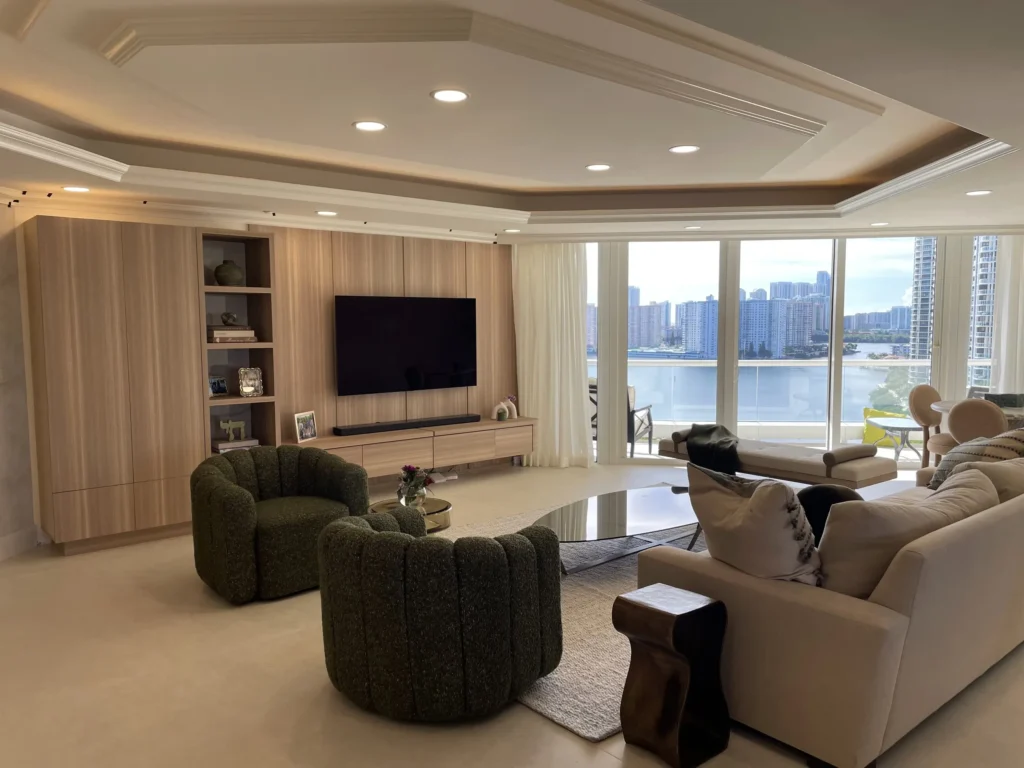 Sala con mueble de TV a medida / Living room with custom TV unit · Unidad 1502, 7000 Island Blvd, Aventura FL