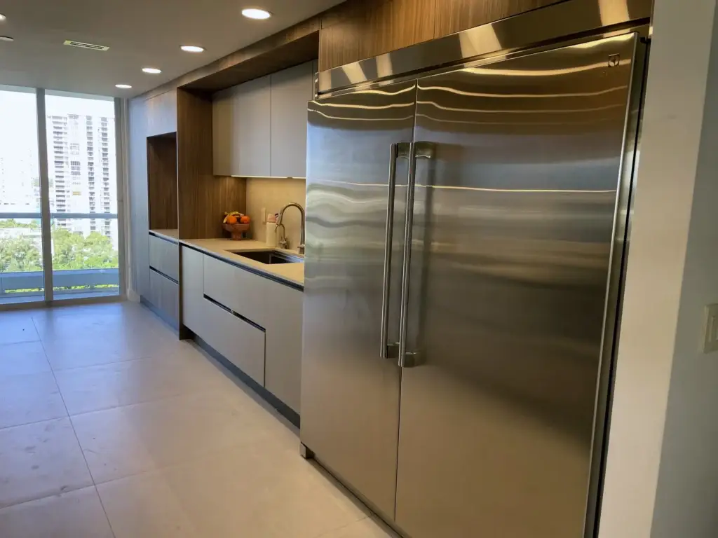 Carpintería a medida con refrigerador empotrado / Custom cabinetry with built-in refrigerator · Unidad 1502, 7000 Island Blvd, Aventura FL