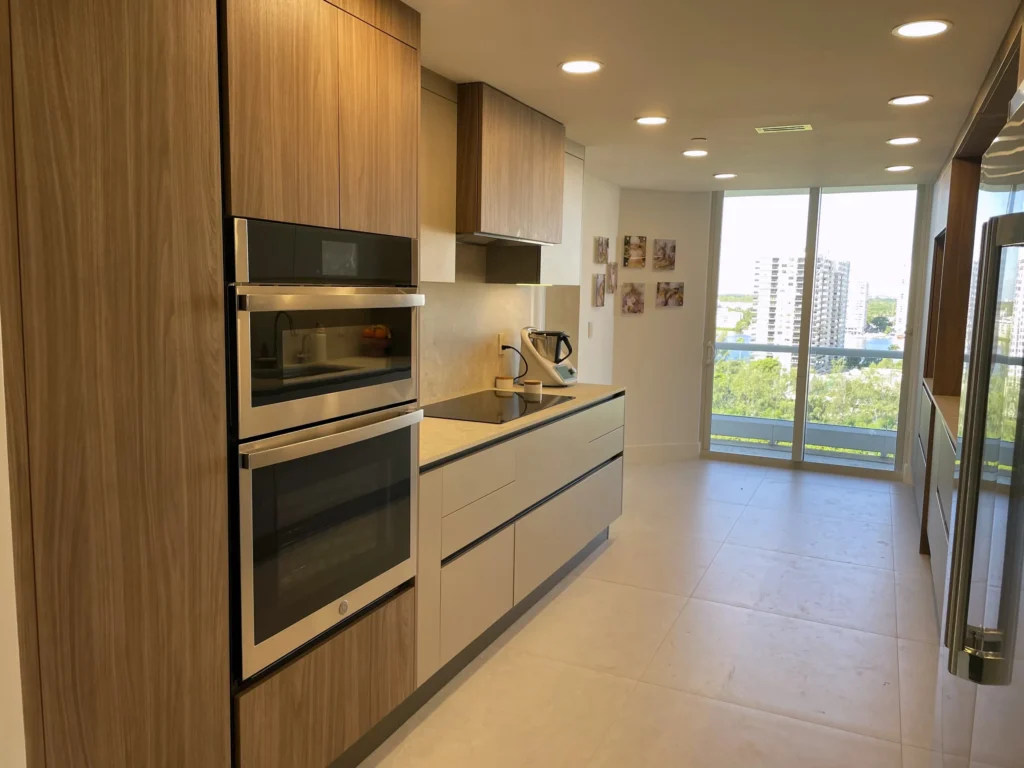 Cocina con hornos empotrados / Kitchen with built-in ovens · Unidad 1502, 7000 Island Blvd, Aventura FL