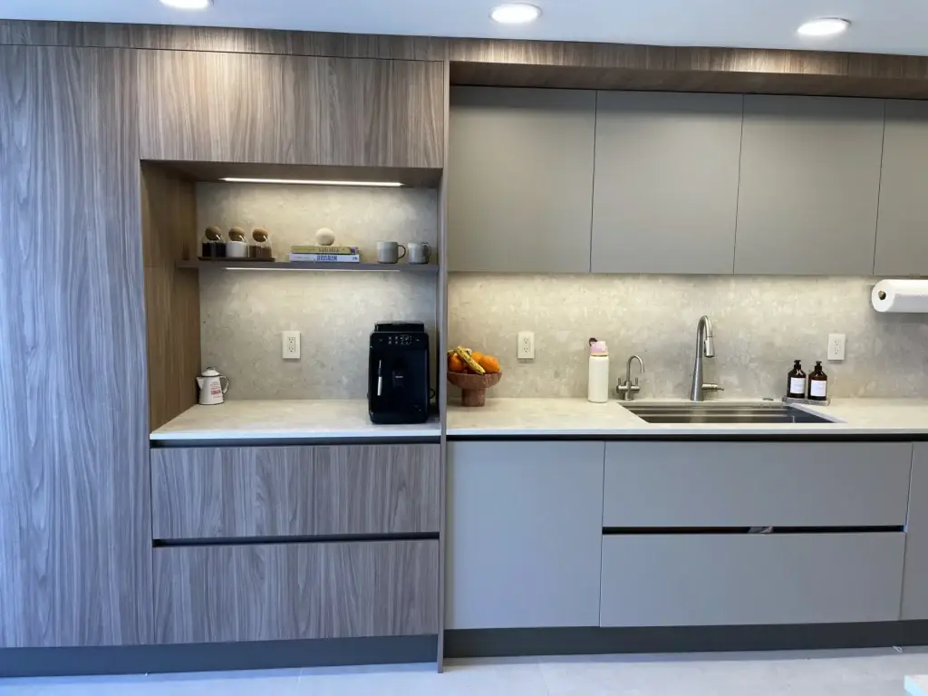 Office con barra y carpintería a medida / Pantry area with custom cabinetry · Unidad 1502, 7000 Island Blvd, Aventura FL