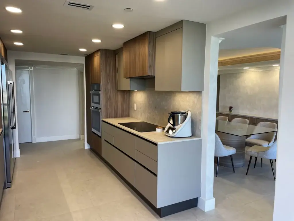 Cocina con isla / Kitchen with island · Unidad 1502, 7000 Island Blvd, Aventura FL