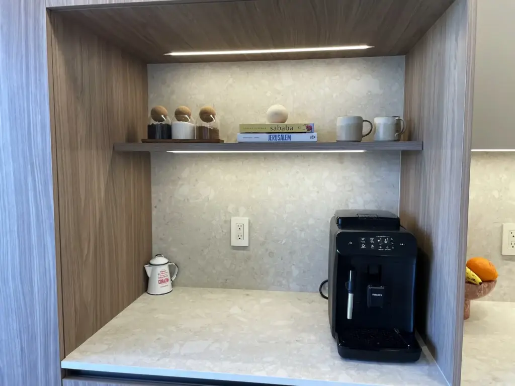 Nicho con estantería a medida / Custom built-in shelving niche · Unidad 1502, 7000 Island Blvd, Aventura FL