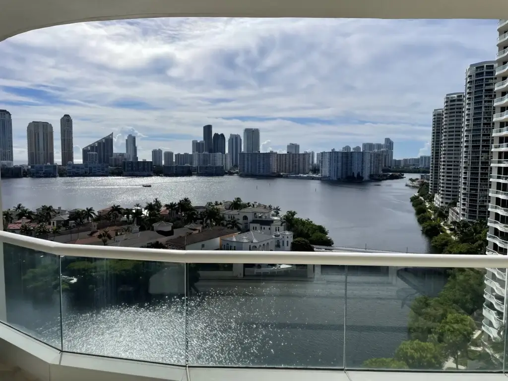 Terraza con vista a la bahía / Terrace with bay view · Unidad 1502, 7000 Island Blvd, Aventura FL