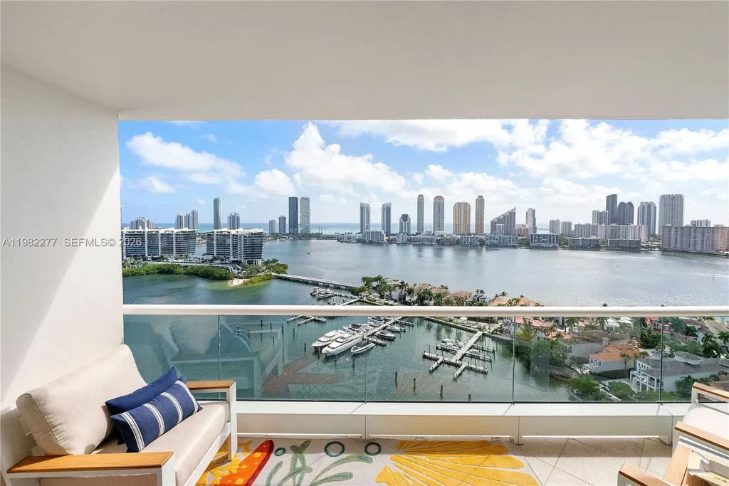 Terraza con vista a la bahía / Bay-view terrace · Unidad 2609, 7000 Island Blvd, Aventura FL