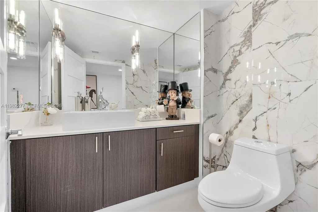 Baño secundario / Secondary bathroom · Unidad 2609, 7000 Island Blvd, Aventura FL