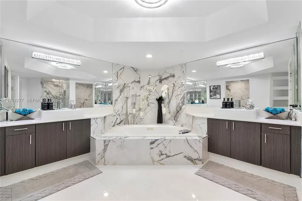 Baño principal en mármol / Primary marble bathroom · Unidad 2609, 7000 Island Blvd, Aventura FL