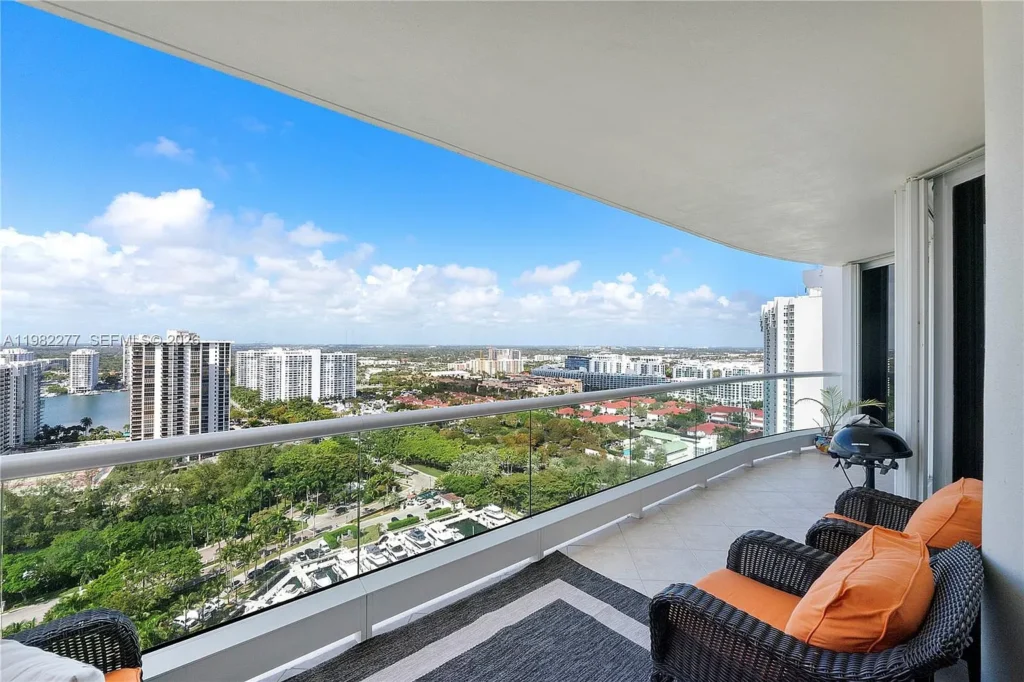 Terraza con sala exterior / Terrace lounge · Unidad 2609, 7000 Island Blvd, Aventura FL