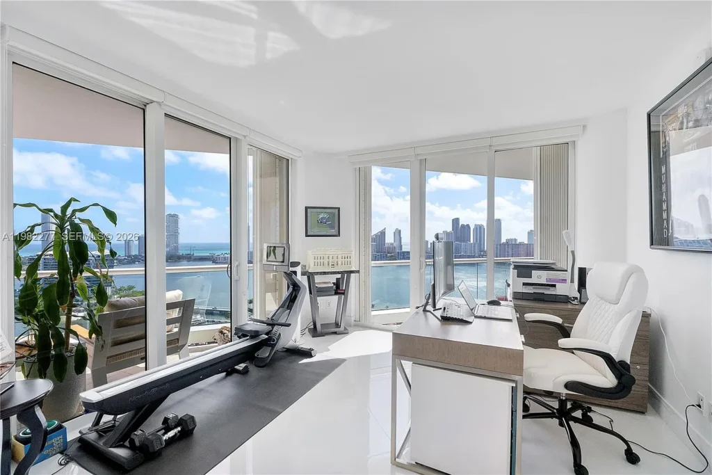 Gimnasio y escritorio / Gym and desk area · Unidad 2609, 7000 Island Blvd, Aventura FL