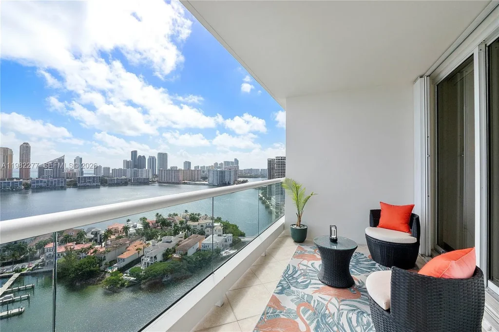 Vista desde la terraza / View from the terrace · Unidad 2609, 7000 Island Blvd, Aventura FL