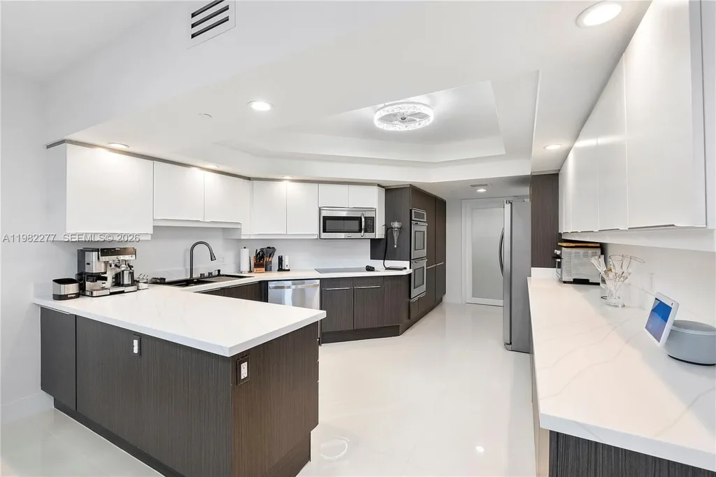 Cocina con isla / Kitchen with island · Unidad 2609, 7000 Island Blvd, Aventura FL
