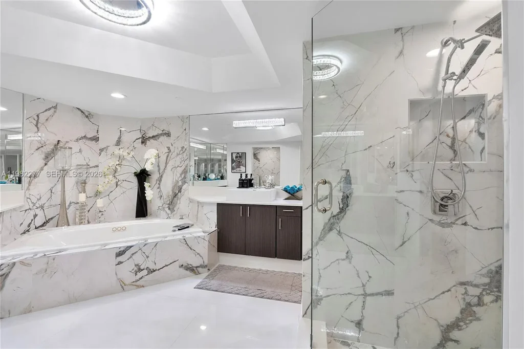 Ducha en mármol / Marble shower · Unidad 2609, 7000 Island Blvd, Aventura FL