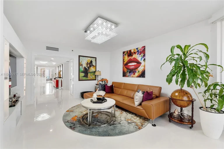Remodelación de pisos y baños — Unidad 2609, 7000 Island Blvd, Aventura