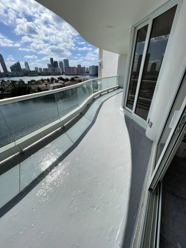 Balcón con impermeabilización terminada y vista a la bahía / Balcony with finished waterproofing and bay view · Sol y Luna Works, Aventura FL