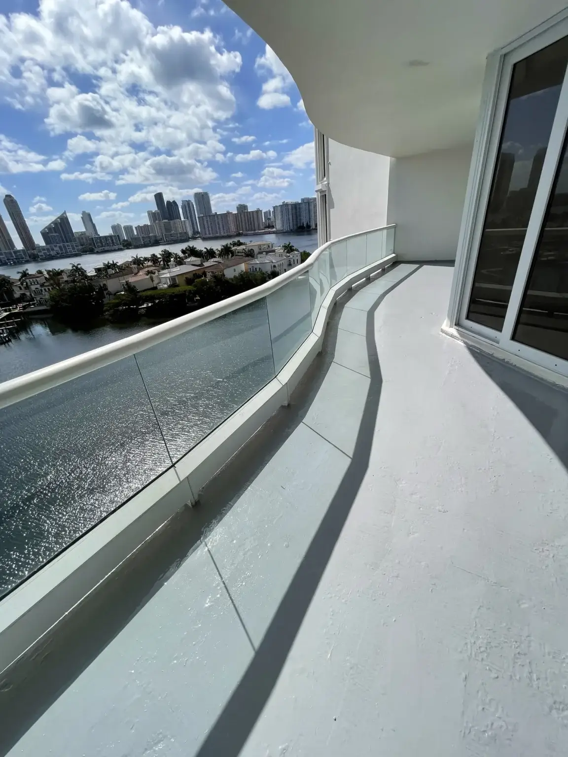 Impermeabilización de balcón en edificio frente a la bahía / Balcony waterproofing in a bayfront building · Sol y Luna Works, Aventura FL