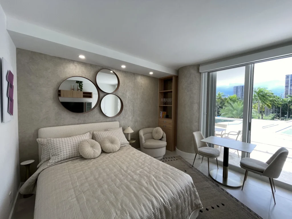 Zona de dormir con espejos y salida a la terraza / Sleeping area with mirrors and terrace access · Unidad 312, 7000 Island Blvd, Aventura FL