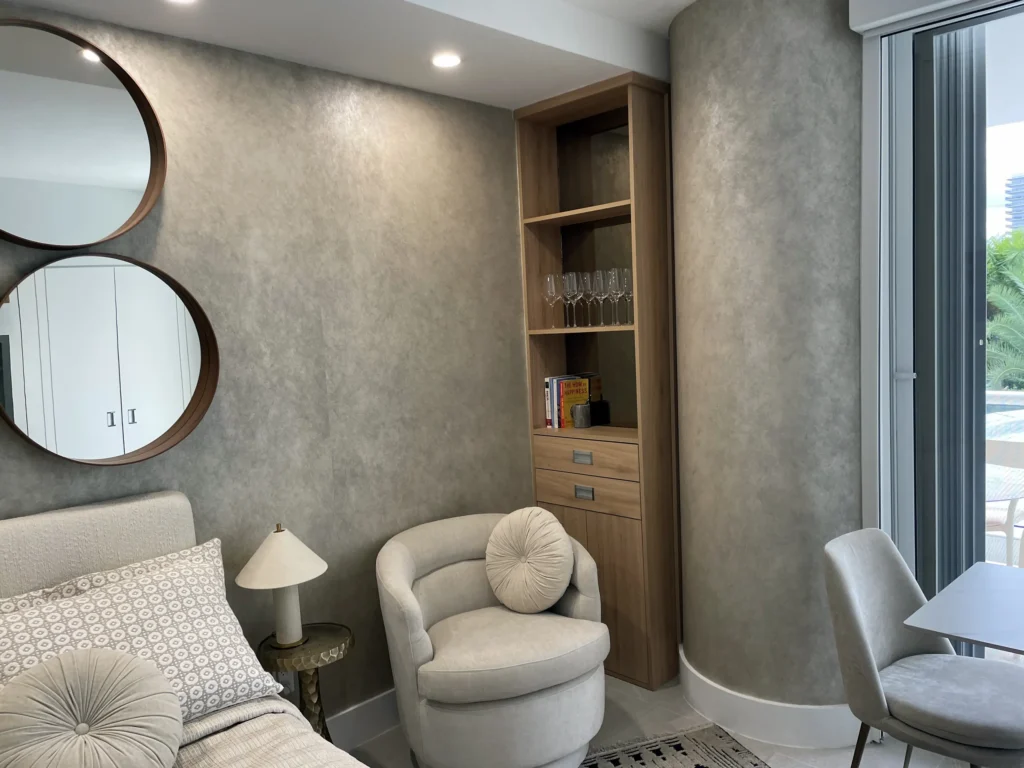 Rincón de estar con estantería a medida / Sitting corner with custom shelving · Unidad 312, 7000 Island Blvd, Aventura FL