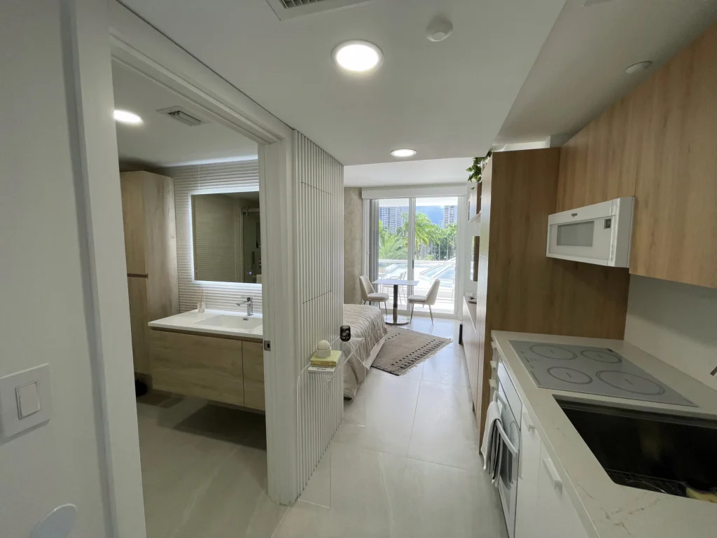 Paso entre el baño, el estudio y la cocina / Passage between bathroom, studio and kitchen · Unidad 312, 7000 Island Blvd, Aventura FL