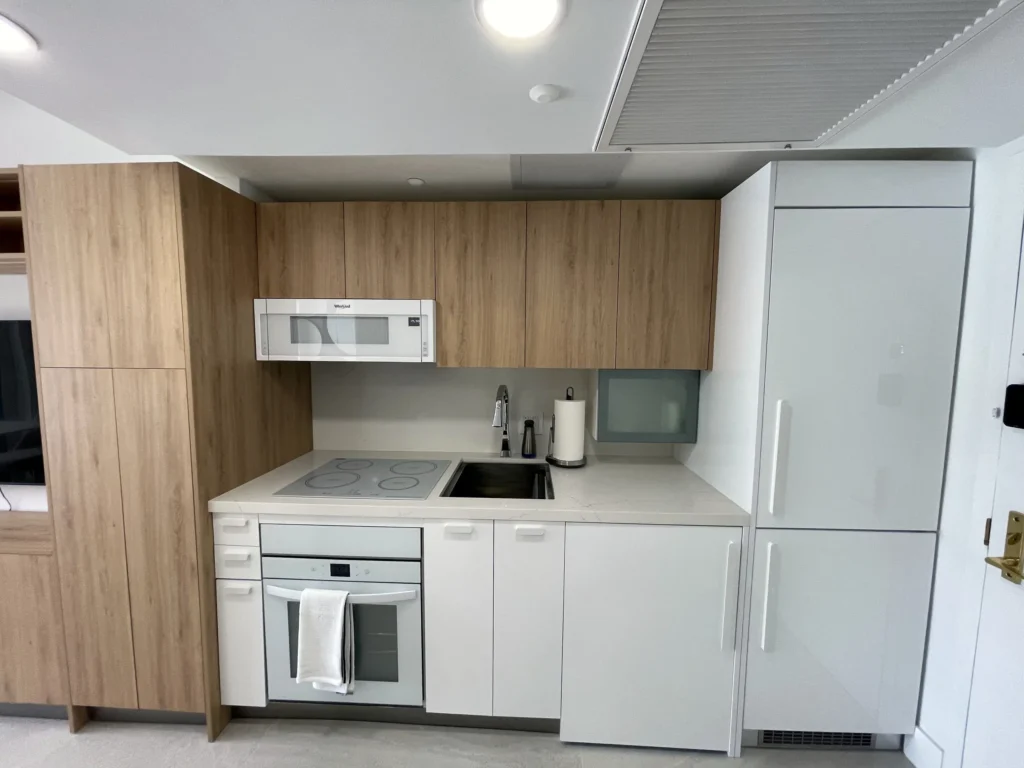 Cocina con horno y nevera empotrados / Kitchen with built-in oven and refrigerator · Unidad 312, 7000 Island Blvd, Aventura FL