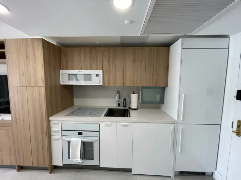 Cocina con horno y nevera empotrados / Kitchen with built-in oven and refrigerator · Unidad 312, 7000 Island Blvd, Aventura FL