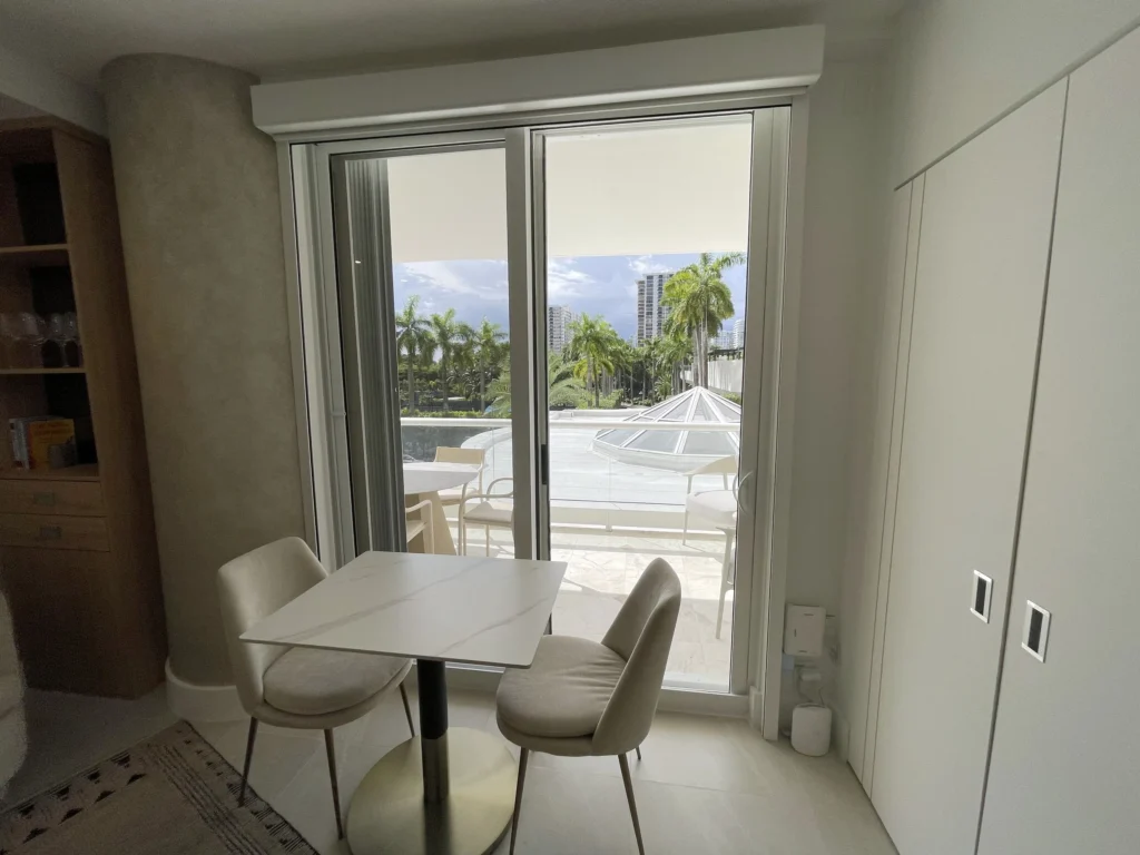 Mesa junto al ventanal / Dining table by the window · Unidad 312, 7000 Island Blvd, Aventura FL