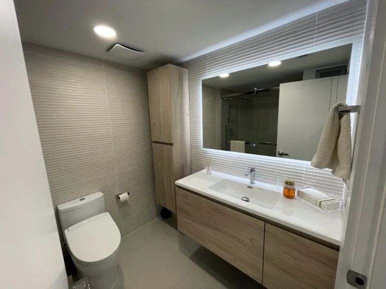 Baño con vanity flotante / Bathroom with floating vanity · Unidad 312, 7000 Island Blvd, Aventura FL