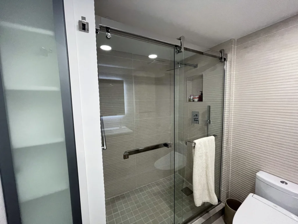 Ducha con mampara corredera / Shower with sliding glass door · Unidad 312, 7000 Island Blvd, Aventura FL