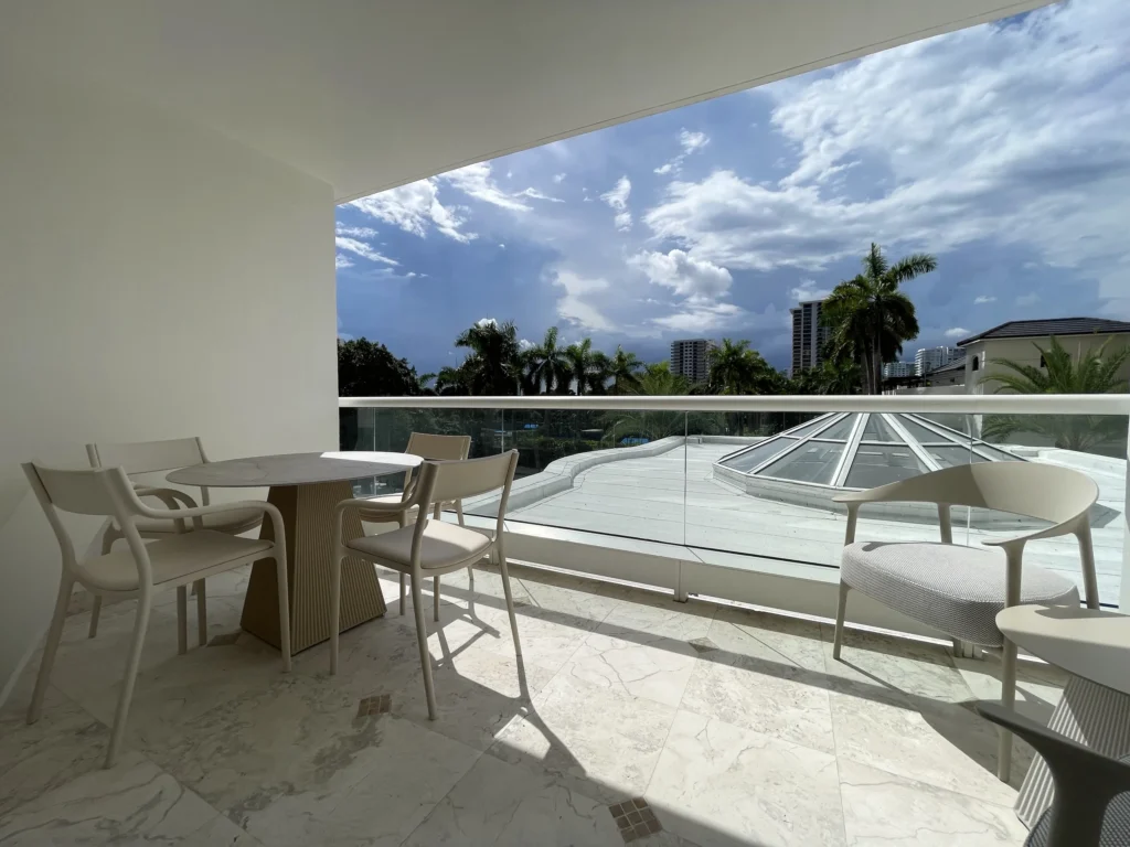 Terraza con vista / Terrace with view · Unidad 312, 7000 Island Blvd, Aventura FL