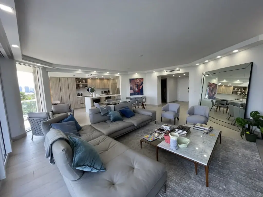 Sala principal / Main living room · Unidad 701, 7000 Island Blvd, Aventura FL