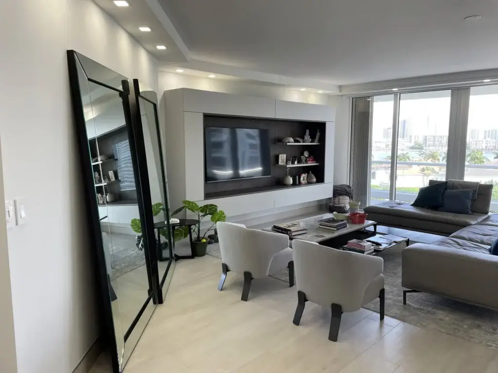 Sala con mueble de TV a medida / Living room with custom TV unit · Unidad 701, 7000 Island Blvd, Aventura FL