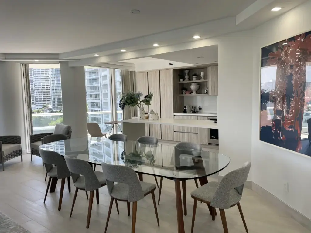 Comedor y cocina / Dining area and kitchen · Unidad 701, 7000 Island Blvd, Aventura FL