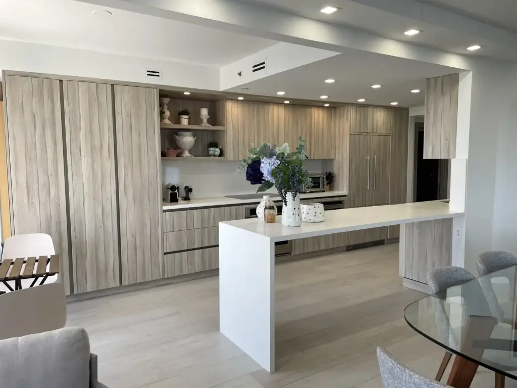 Cocina con isla / Kitchen with island · Unidad 701, 7000 Island Blvd, Aventura FL