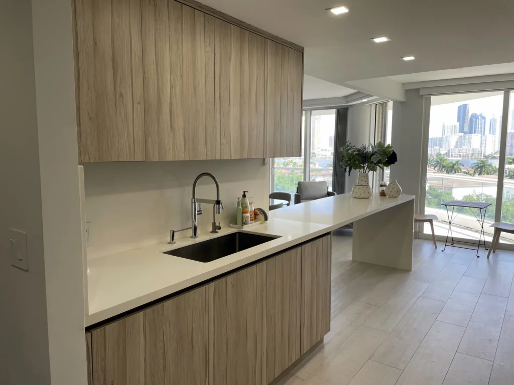 Cocina, fregadero y barra / Kitchen sink and breakfast bar · Unidad 701, 7000 Island Blvd, Aventura FL