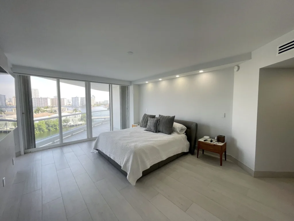 Habitación principal con vista a la bahía / Primary bedroom with bay view · Unidad 701, 7000 Island Blvd, Aventura FL