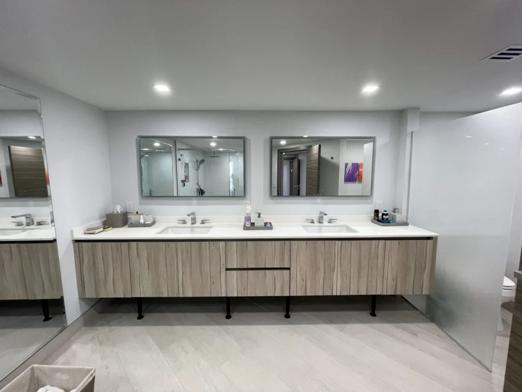 Baño principal con doble vanity / Primary bathroom with double vanity · Unidad 701, 7000 Island Blvd, Aventura FL