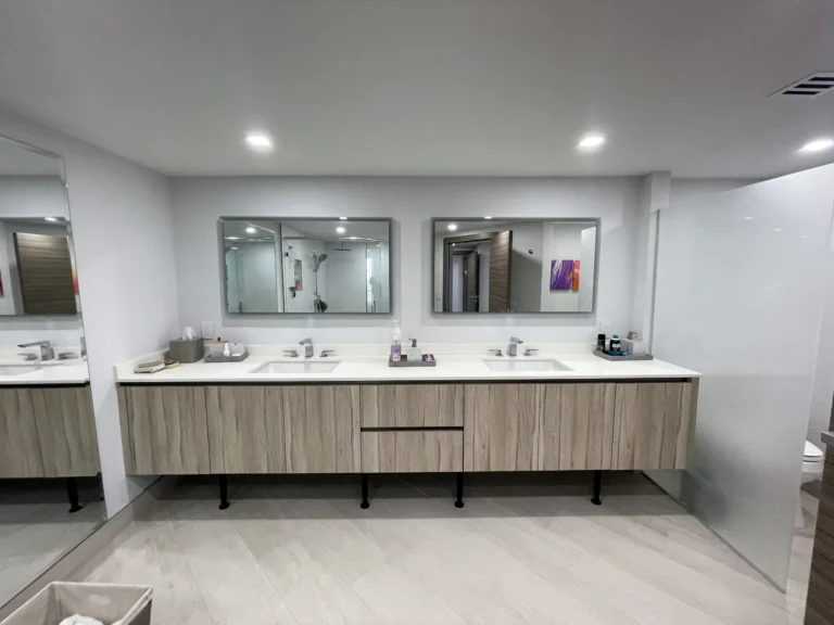 Baño principal con doble vanity / Primary bathroom with double vanity · Unidad 701, 7000 Island Blvd, Aventura FL