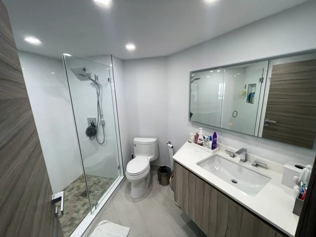 Baño secundario / Secondary bathroom · Unidad 701, 7000 Island Blvd, Aventura FL