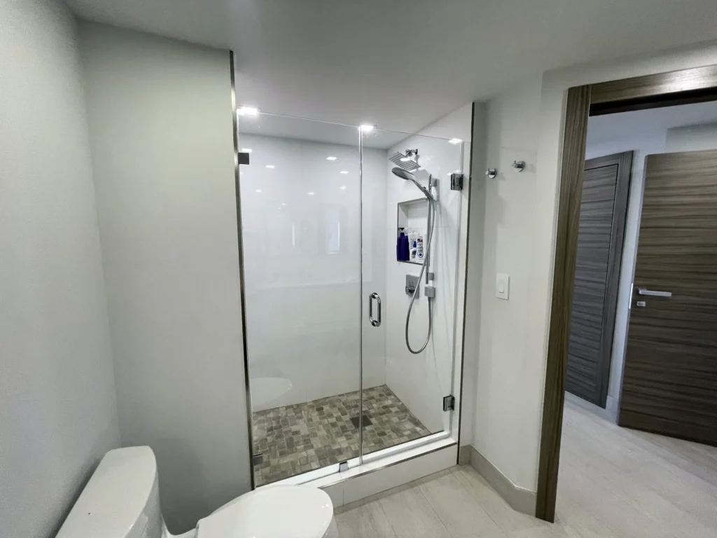 Ducha del baño secundario / Secondary bathroom shower · Unidad 701, 7000 Island Blvd, Aventura FL