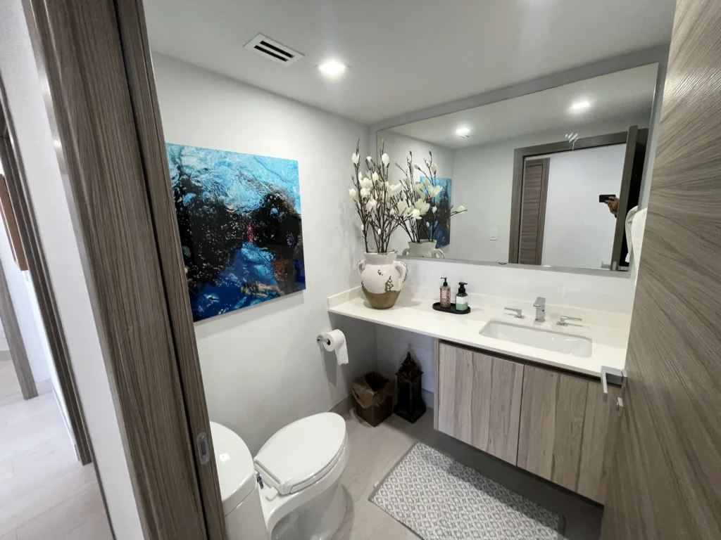 Baño de visitas / Powder room · Unidad 701, 7000 Island Blvd, Aventura FL